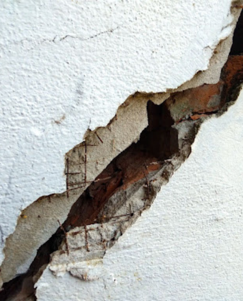 Foundation Repair Contractors in Plainview, NY - A Foundation Crack Image Up Close<br />
