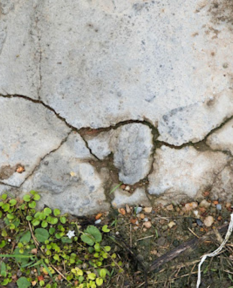 Top-Rated Foundation Repair Contractors in West Islip, NY - Foundation Cracks Near the Ground on a House<br />
