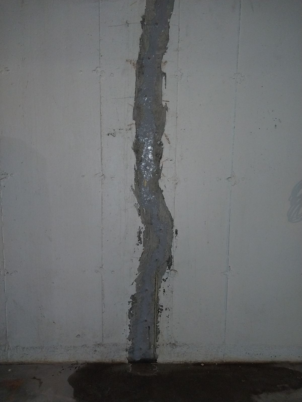 Vertical crack filled with epoxy and basecrete from the Zavza Seal team