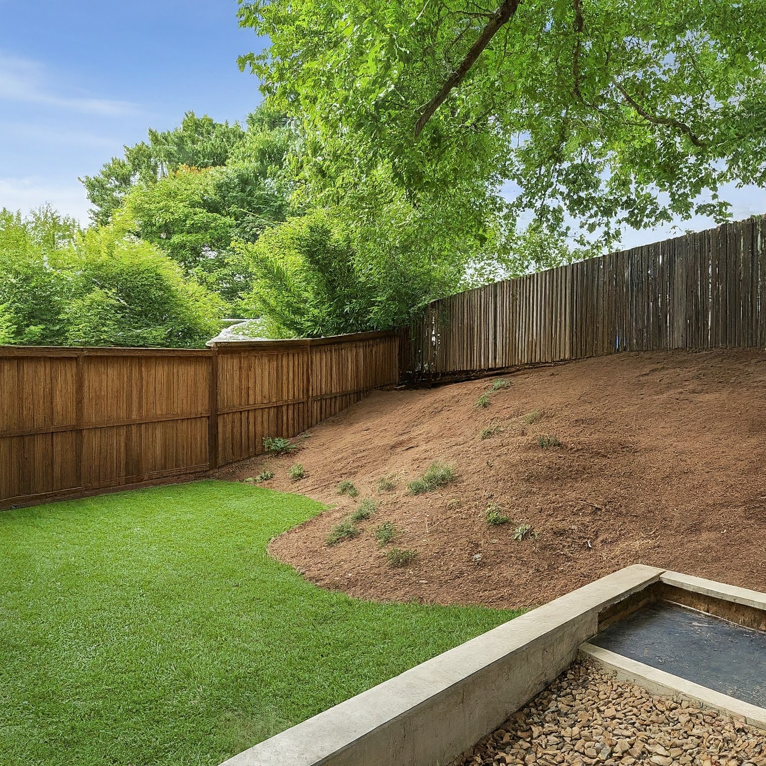 The situation of the grading before Zavza Seal worked where it's clearly on a much higher altitude than the slope surrounding the property. 