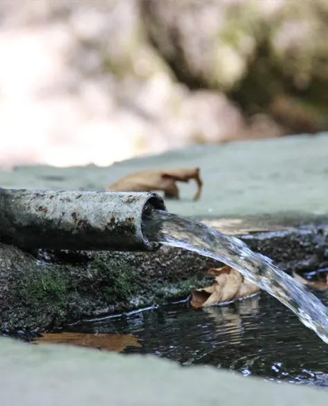 A drain pipe emptying water in a water reservoir