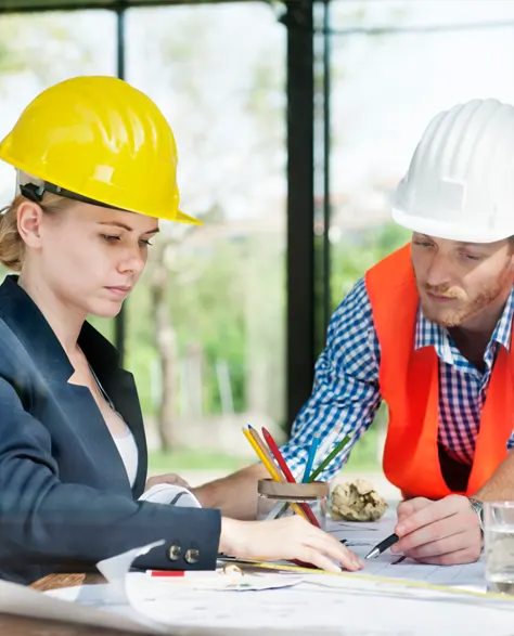 Two contractors discussing an encapsulation project<br />
