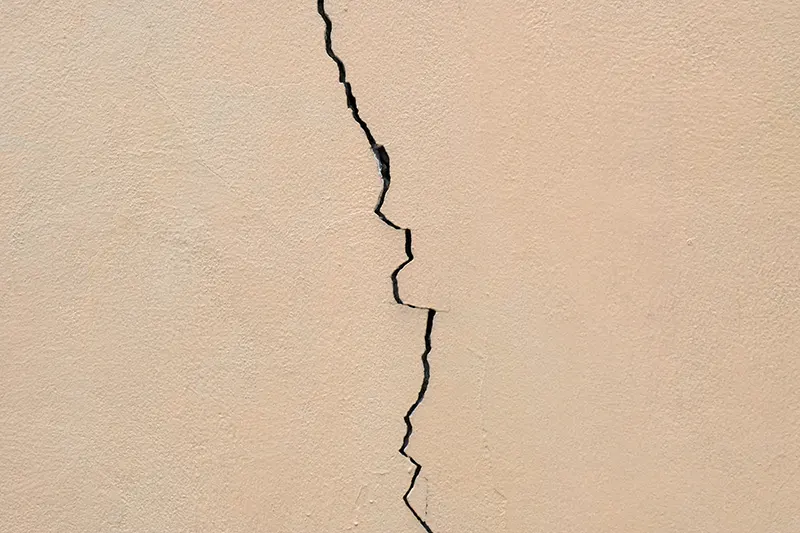 Foundation crack in the structure