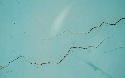 Horizontal Hairline Crack in Wall: Causes, Risks, and When to Repair